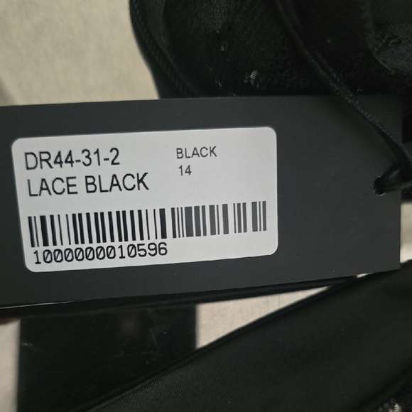 Chic Black Lace Backless Gown - Picture 3 of 4